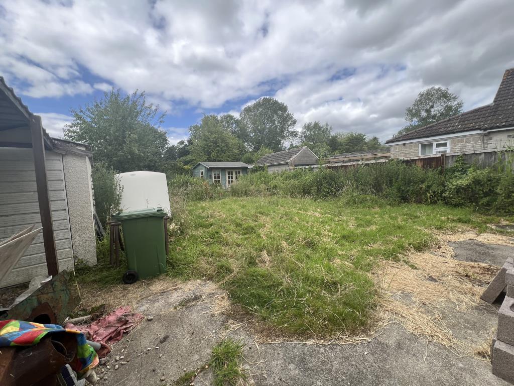 Lot: 153 - DETACHED COTTAGE FOR COMPLETE REFURBISHMENT - Rear garden showing summer house